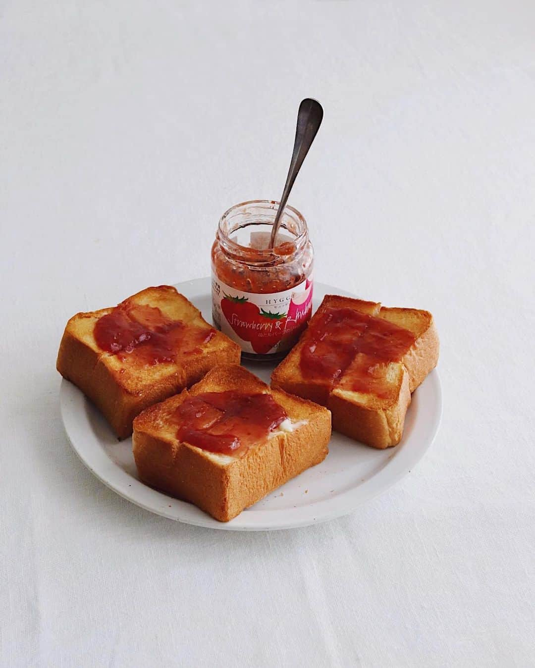 樋口正樹のインスタグラム：「Jam Toast . 今朝はジャムトーストです。 我が家の台所の事情により、 タカキベーカリーのパンに アンデルセンのジャムのせ。 . グループやし、まぁいいか🤔 リポストしてくれないかな🤔 とりあえずタグ付けしとく🤔 . . . #おいしいパン #ミルクブレッド #阿蘇牛乳のミルクブレッド #タカキベーカリー #苺とルバーブのジャム #ジャムトースト #パンのある暮らし #パンのある生活 #パン部 #パンスタグラム #パン大好き #パン好きな人と繋がりたい #アンデルセン #andersen #takakibakery #jamtoast #toast ﻿#toastforall」