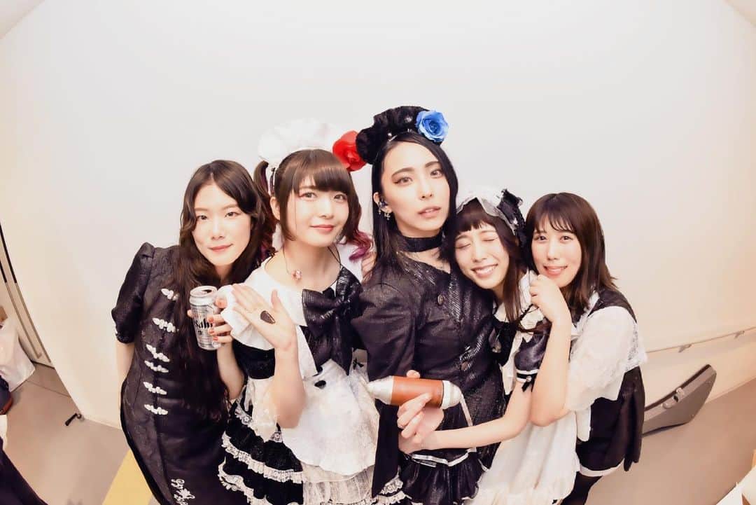 MISAのインスタグラム：「みんな、昨夜は メイドの日のオンラインお給仕観てくれてありがとう！  画面越しだけど みんなと繋がれて良かったです  無観客ライブはとっても素敵だけど やっぱり早く実物のみんなに会いたいよね  やっぱり寂しいよね。　  みんながいることを想像してベース弾いたよ！  ありがとう。  またどこがで会える日を楽しみにしています  #bandmaid #メイドの日 #thedayofmaid #打ち上げしたい」
