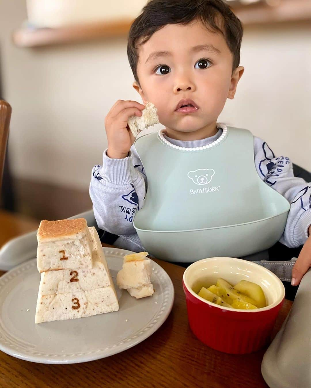 Ayaさんのインスタグラム写真 - (AyaInstagram)「朝ごはんに、 とびばこパン🍞🥚 私は卵サンド〜🥺💛💛 もちもち&ふわふわで美味しい🤤 けいとも美味しかったみたいで めちゃ食べてた🤣 冷凍で届くから忙しい朝でも簡単で楽ちん🙋🏻‍♀️ サイズ感も子供👦🏻にちょうど良き💯 . @paindesinge   #朝ごはん#とびばこパン#パンドサンジュ #paindesinge#お取り寄せグルメ#pr」5月11日 8時36分 - aya__fit