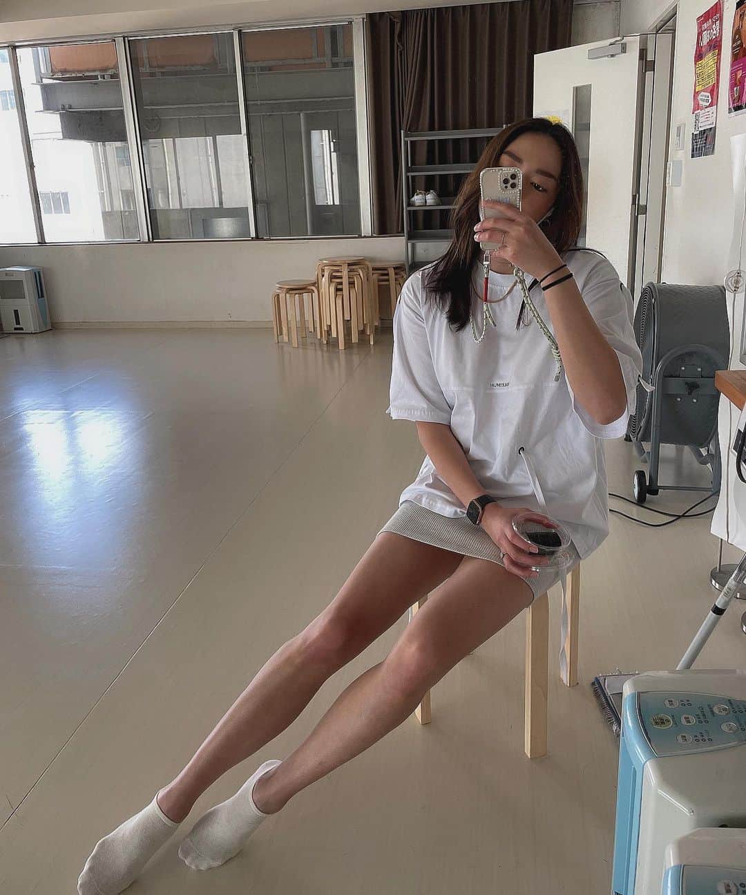 のインスタグラム：「Me at the studio🍑🍑🍑 . よく質問いただき、生徒からも聞かれることが"どうやったら足がまっすぐなりますか"。　O脚やX脚に悩む子が多いのと気がつきました。私のクラスでやっている壁だちと歩き方でほとんどの子が治っています。Tiktokかリールで動画にするか悩んでる😯💭💭 . #o脚#ウォーキングレッスン#脚やせ#足痩せトレーニング #手に持っているものはキンパです」