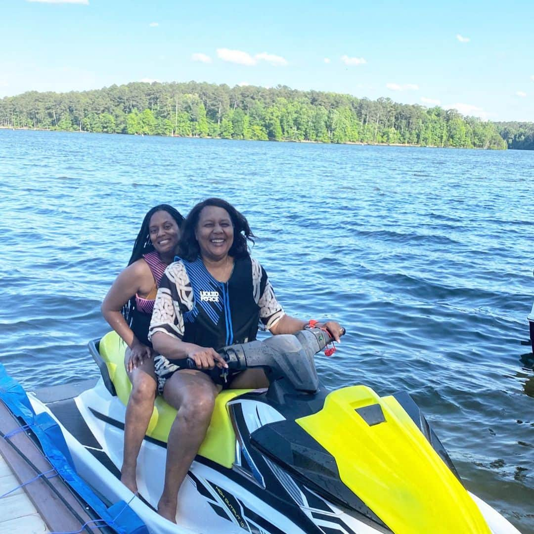 ケリー・ヒルソンさんのインスタグラム写真 - (ケリー・ヒルソンInstagram)「Mom thoroughly enjoyed her Day! We did any & everything her heart desired—swam, swang, drank, laughed (a lot), jet-skied, roasted hot dogs, made s’mores, watched a movie, slept in & woke up to a huge breakfast this morning! We showered her with love, gifts, and quality time. No feeling in the world beats making ya mama smile! 💝🌺  Head over to my stories to see more of the fun!」5月11日 9時13分 - kerihilson