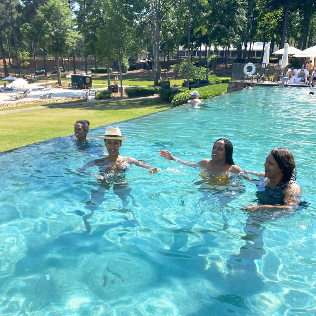 ケリー・ヒルソンさんのインスタグラム写真 - (ケリー・ヒルソンInstagram)「Mom thoroughly enjoyed her Day! We did any & everything her heart desired—swam, swang, drank, laughed (a lot), jet-skied, roasted hot dogs, made s’mores, watched a movie, slept in & woke up to a huge breakfast this morning! We showered her with love, gifts, and quality time. No feeling in the world beats making ya mama smile! 💝🌺  Head over to my stories to see more of the fun!」5月11日 9時13分 - kerihilson