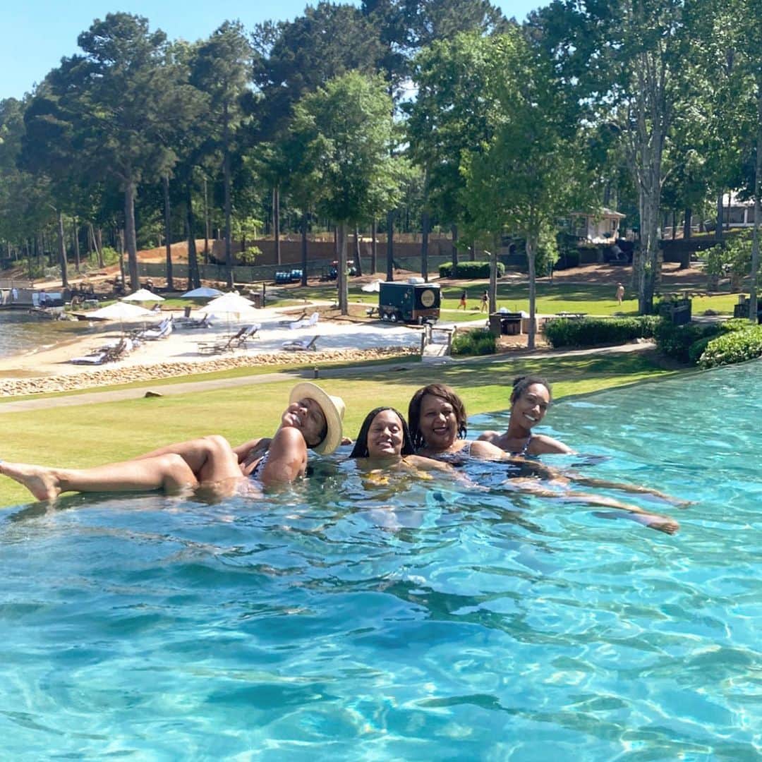 ケリー・ヒルソンのインスタグラム：「Mom thoroughly enjoyed her Day! We did any & everything her heart desired—swam, swang, drank, laughed (a lot), jet-skied, roasted hot dogs, made s’mores, watched a movie, slept in & woke up to a huge breakfast this morning! We showered her with love, gifts, and quality time. No feeling in the world beats making ya mama smile! 💝🌺  Head over to my stories to see more of the fun!」