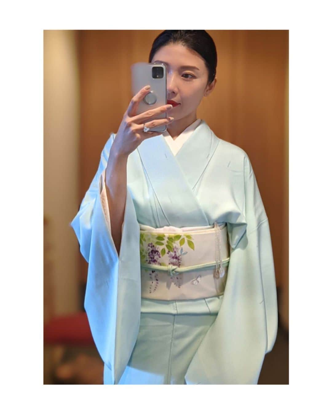 川村亜紀さんのインスタグラム写真 - (川村亜紀Instagram)「届きたての藤の帯。 藤のお花の周りを蝶々が飛んでいるのが、可愛らしいのです✨ 蝶々のお柄が好きな私には、たまらなく好きな組み合わせです。  ＊鏡に向かい撮影しておりますゆえ、反転して写っております。  #kimono #kimonocordinate #japanesekimono #japanesetradition #beautifultradition #lovekimono  #instakimono  #日本の伝統 #美しい伝統 #守るべきもの #日本の美  #お着物と帯 #組み合わせ #楽しい #お着物の魅力  #小紋 #京都一加 さん #名古屋帯 #藤の帯 #長吉呉服店 さん #亜紀の和装記録」5月11日 9時11分 - _aki1015_