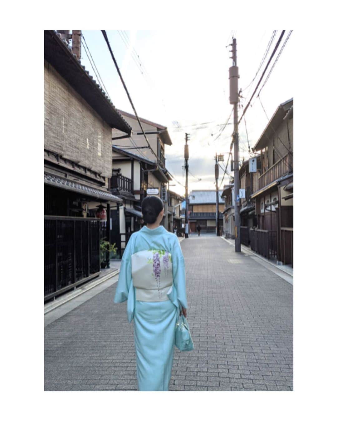 川村亜紀さんのインスタグラム写真 - (川村亜紀Instagram)「藤の帯でお出かけした日。 この日はまだ緊急事態宣言が発令される前でしたので、4月の終わり頃でしたが祇園の街は落ち着いていました。 #kimono #kimonocordinate #japanesekimono #japanesetradition #beautifultradition #lovekimono  #instakimono  #日本の伝統 #美しい伝統 #守るべきもの #日本の美  #お着物と帯 #組み合わせ #楽しい #お着物の魅力  #小紋 #京都一加 さん #名古屋帯 #藤の帯 #長吉呉服店 さん #亜紀の和装記録」5月11日 9時47分 - _aki1015_