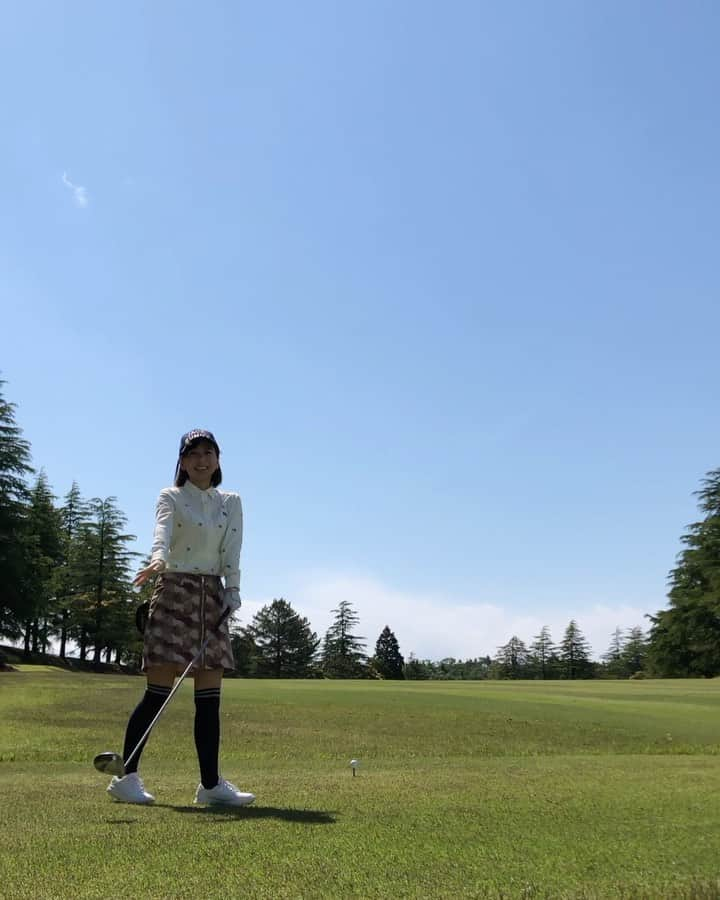 菊池良子のインスタグラム：「ゴルフは楽しいから好きです😊  この日のスコアは64-55で119⛳️  今年は100きれるかな？😶  ※過去pic  #golf #golfstagram #golfswing #golfwear #ゴルフ女子　#ゴルフ　#フリーアナウンサー  皆さん、お元気ですか？？👀  最近ストーリーを24時間以内に1つup出来なくてごめんなさい🙇‍♀️🙏🙇‍♀️」