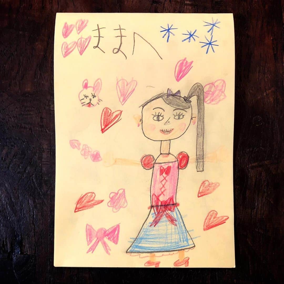 小沢真珠さんのインスタグラム写真 - (小沢真珠Instagram)「母の日に、娘たちとパパからもらった花束、上の娘からの手作りカード、下の娘からの手作りバッグ。  上の娘からのカードにはメッセージが。  「おかあさん、いつもおいしいごはんつくってくれてありがとう」  嘘でも嬉しい！  #母の日プレゼント #花束 #手作りカード #手作りバッグ #似顔絵 #似てるかな♪ #4歳#6歳#コズレ#ママリ#親バカ部#姉妹ママ#女の子ママ#sisters#instakids #母の日の思い出 #幸せ」5月11日 10時17分 - maju_ozawa
