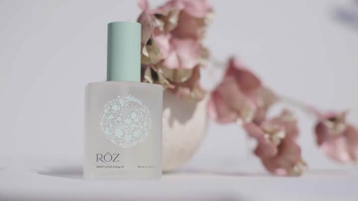 マラ・ロザックのインスタグラム：「TOMORROW! I am beyond thrilled to announce the launch of RŌZ tomorrow! Years in the making, an absolute dream of mine to create, my first ever product RŌZ Santa Lucia Styling oil. Available @rozhair tomorrow morning🤍......see you tomorrow!」