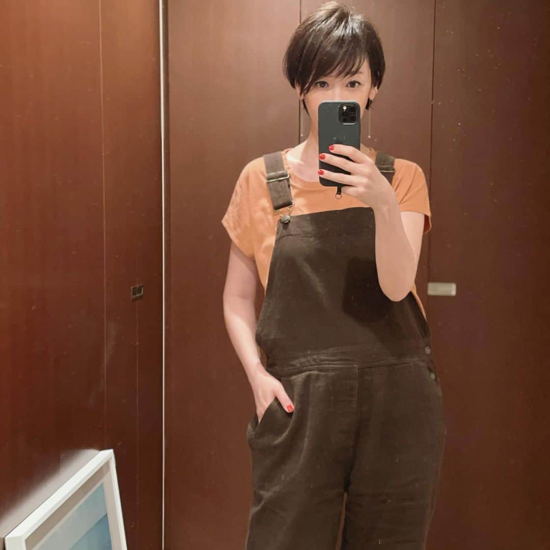 辺見えみりさんのインスタグラム写真 - (辺見えみりInstagram)「@outersunset_official   oversize french t-shirt cotton linen overall 両方ともずっと着ている  #outersunset_official  #アウターサンセット #outersunset_life  #アウターサンセットライフ」5月11日 10時52分 - emiri_hemmi