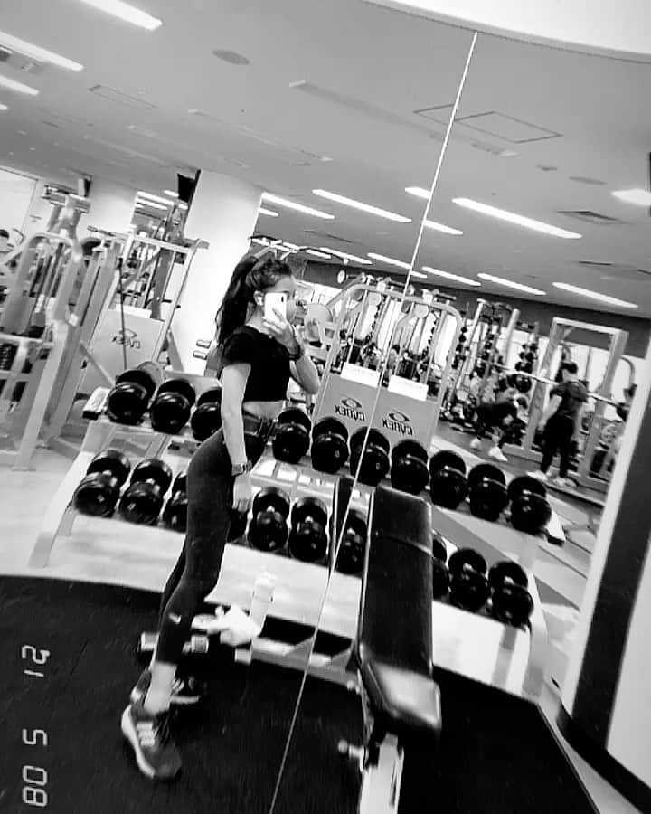のインスタグラム：「トレーニングはじめてもう4年くらい経つのかな？  最近は毎日は筋トレしてないけど 身体が鈍ってる時、集中したい時、リフレッシュしたい時にジムに行く🔥  筋トレすると心も体もリセットされて メンタルも安定するよ〜〜✨✨  夏に向けて少しボディメイクしようかなぁ🥰  #パーソナルトレーナー #ジム #筋トレ #ダイエット #ボディメイク #workout #gymgirl #trainer #bodymake  #fitness #nike #training #gm」
