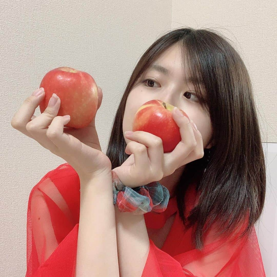 小林星蘭さんのインスタグラム写真 - (小林星蘭Instagram)「. 小さいりんごと出会う🍎🍎 . #赤  #りんご  #小さい  #実は果物あんまり好きじゃない  #りんごは私の中で一番美味しく食べられる果物  #最近果物嫌い克服してきた  #アホ毛  #ぴよぴよしてます」5月11日 22時15分 - k_seiran_ta