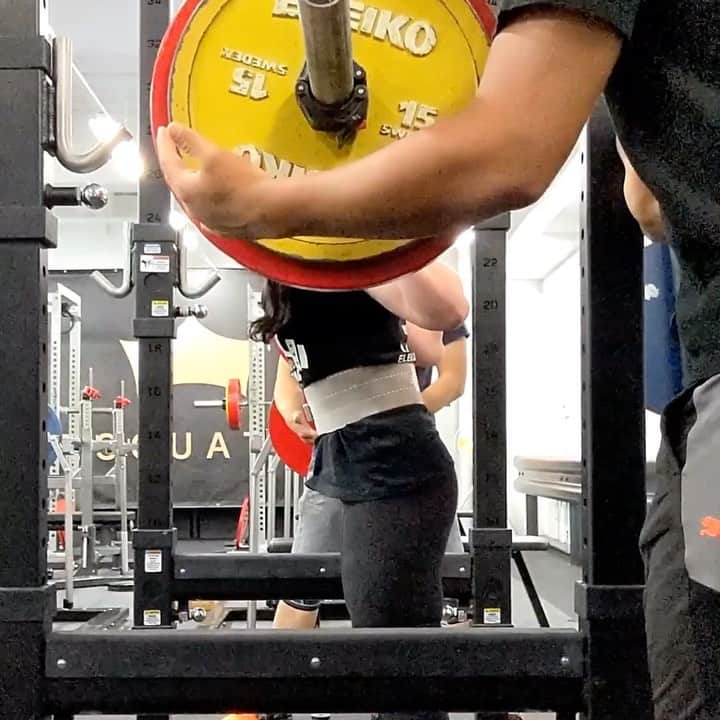 のインスタグラム：「久しぶりの高重量練習💪  こんにちは！エクスプロージョンです！  大会ぶりの高重量練習！ （100kg×5回、90kg×10回）  メニューは今まで通り行いますが、 しばらくは筋量を増やす為のメニューを組んで、高重量に耐えられる体を作っていきます。  もちろんホエイプロテインもどんどん摂取していきます💪✨  いつもいいねやコメント、ストーリーの掲載ありがとうございます♪ 次の投稿もお楽しみに…  味付き 1kg  1,414円〜 プレーン  1kg  1,235円〜 ご購入はこちらから！ → store.x-plosion.jp  #エクスプロージョン #xplosion #エクスプロージョンプロテイン #プロテイン #ホエイプロテイン #プロテイン女子 #たんぱく質 #タンパク質 #筋肉 #筋肉女子 #筋トレ #筋トレ女子　 #トレーニング #トレーニング女子 #トレーニング動画 #training #workout #プロテイン初心者 #プロテイン生活 #プロテインダイエット #プロテイン摂取 #大学生 #高校生 #中学生 #スクワット #スクワット動画 #脚トレ #お尻トレ # # #」