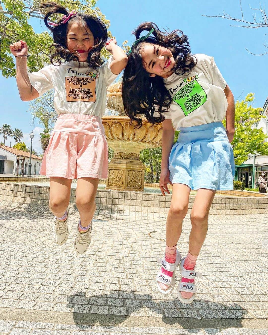 代田萌花さんのインスタグラム写真 - (代田萌花Instagram)「こんばんは♪ @cuugal_ の表紙争奪戦が始まったよ♡ もかの順番①番なので今日出ています♡ @cuugal_ のYouTubeみてみてね❤️🤓  @shantihearts さまの セットアップ二人で着用したよー！！ 帽子も派手カラーで可愛い❤️ 春夏カラーで可愛いから良かったら、チェックしてみてね！  #姉妹#姉妹おそろ#仲良し#姉妹コーデ #姉妹お揃い #春#夏#夏コーデ#instagram #instalike #instafashion #kidsfashion #kidscode #kidslove #love#sister」5月11日 21時09分 - micky.kira