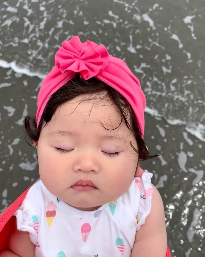 エリナ シルカのインスタグラム：「If only we were all able to sleep so calmly 😴」