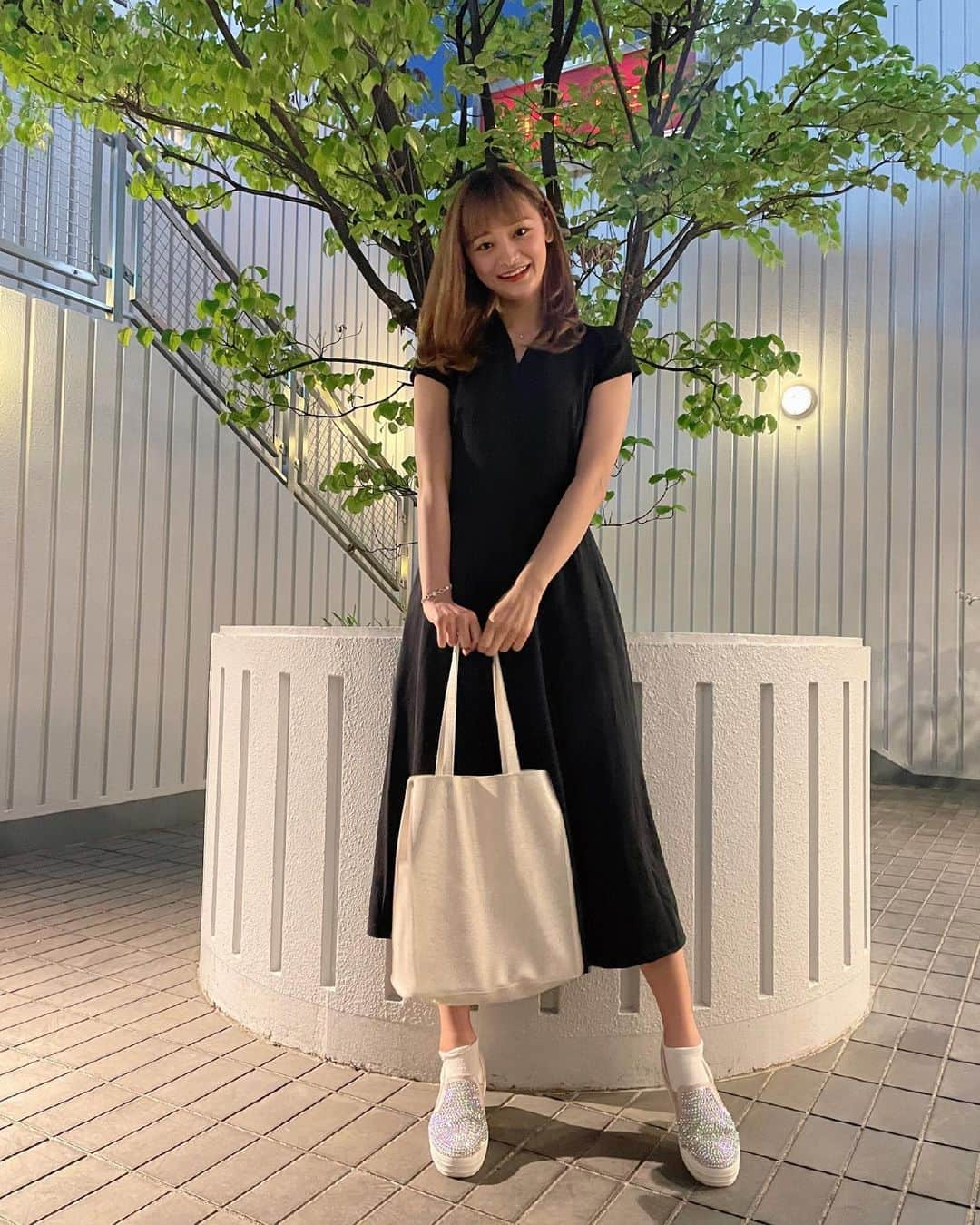 内田美麗（麗奈ゆう）さんのインスタグラム写真 - (内田美麗（麗奈ゆう）Instagram)「リールにも投稿しましたが、 リタッチトリートメント、前髪をカットしてもらいました😊❣️🙌  結構短めぱっつんにしてもらってね、巻いたらオン眉になるよー🌈 めちゃくちゃ良い感じです🥰💓  全身写真も撮って頂いたので、 見てねー👗💓🙌 ワンピースはお母さんのお古👗 形がめちゃ綺麗なの🥳✨  #ヘア#ヘアアレンジ #ヘアスタイル#ミディアムヘア #トリートメント#前髪#前髪カット #ぱっつん」5月11日 21時11分 - miretan29