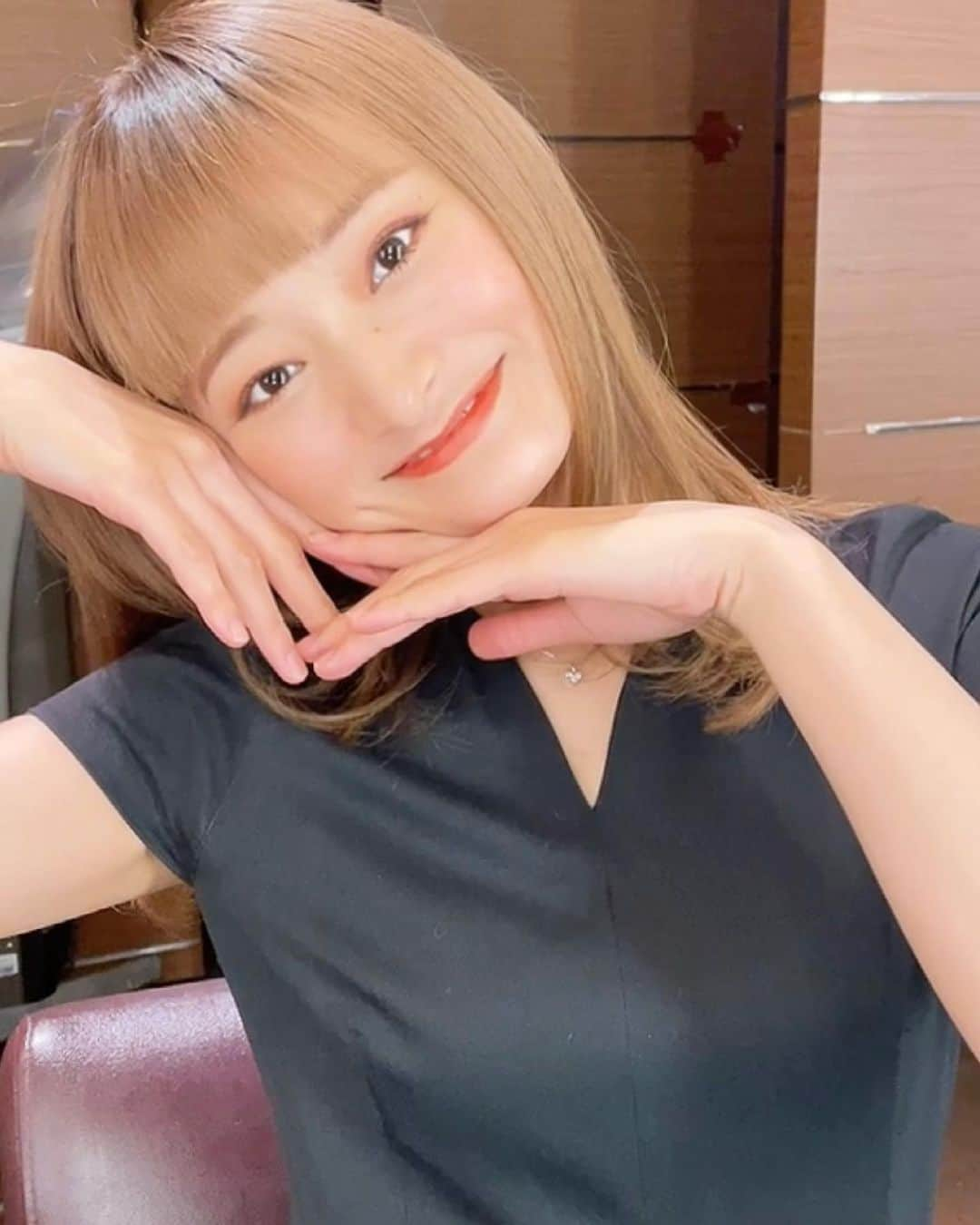 内田美麗（麗奈ゆう）さんのインスタグラム写真 - (内田美麗（麗奈ゆう）Instagram)「リールにも投稿しましたが、 リタッチトリートメント、前髪をカットしてもらいました😊❣️🙌  結構短めぱっつんにしてもらってね、巻いたらオン眉になるよー🌈 めちゃくちゃ良い感じです🥰💓  全身写真も撮って頂いたので、 見てねー👗💓🙌 ワンピースはお母さんのお古👗 形がめちゃ綺麗なの🥳✨  #ヘア#ヘアアレンジ #ヘアスタイル#ミディアムヘア #トリートメント#前髪#前髪カット #ぱっつん」5月11日 21時11分 - miretan29