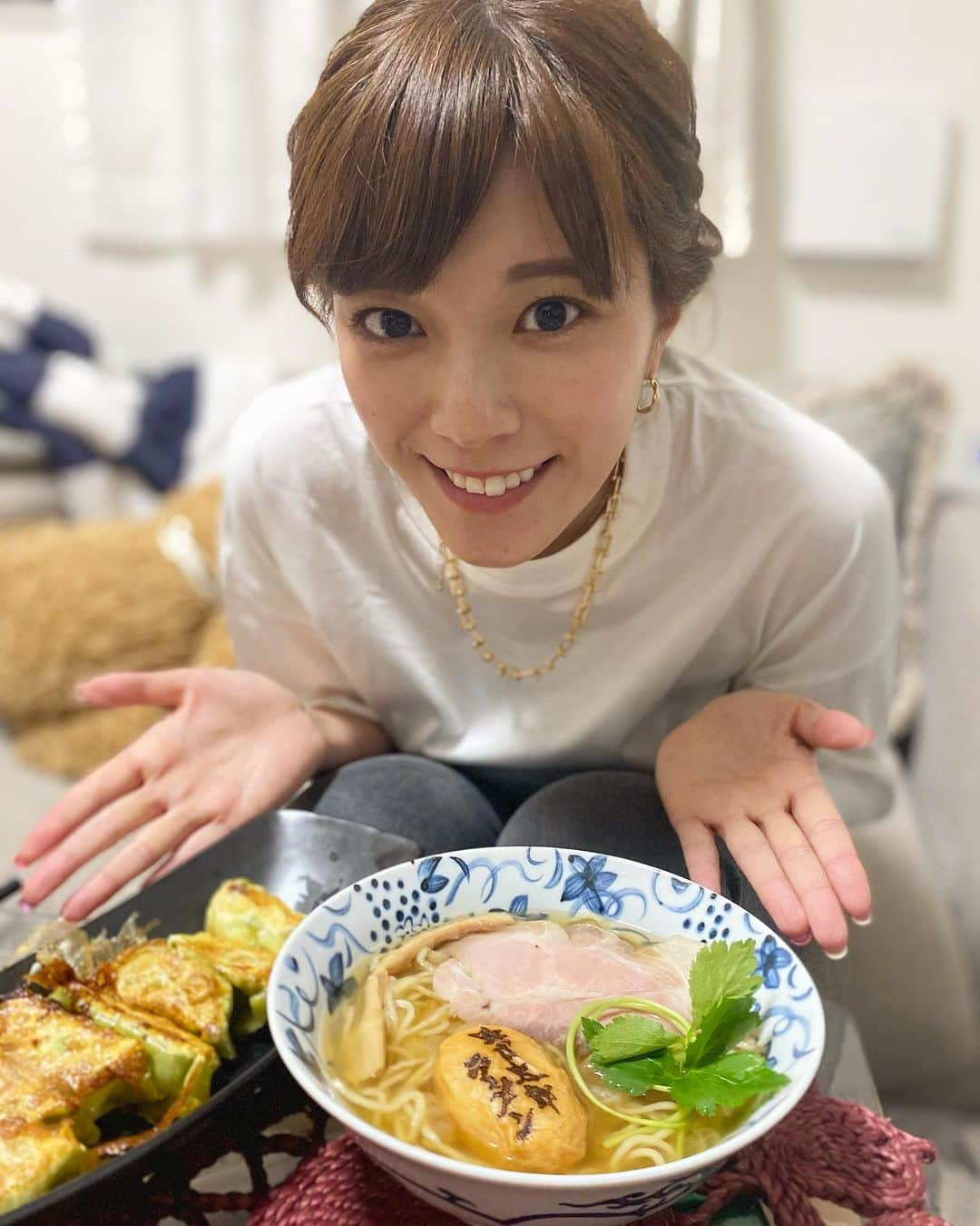 三谷紬さんのインスタグラム写真 - (三谷紬Instagram)「* お家でラーメン屋さんごっこ🏠 お取り寄せグルメで 1人ラーメン屋さんごっこをしました🍥 痩せなきゃと言った矢先 たらふく食べてしまいました…😋 お取り寄せグルメでラーメン屋さんに行った気になれて 幸せすぎました〜〜💓💓 * #お取り寄せグルメ#お取り寄せ#グルメ#ラーメン#餃子#ramen#gyoza#二代目tatsu#野口太郎#肉汁#ラーメン屋さん#ごっこ#大葉#オイル#oil#最高#stayhome#おうちじかん#おうち時間#三脚#セルフィー#テレビ朝日#アナウンサー#三谷紬」5月11日 21時13分 - mitani_tsumugi