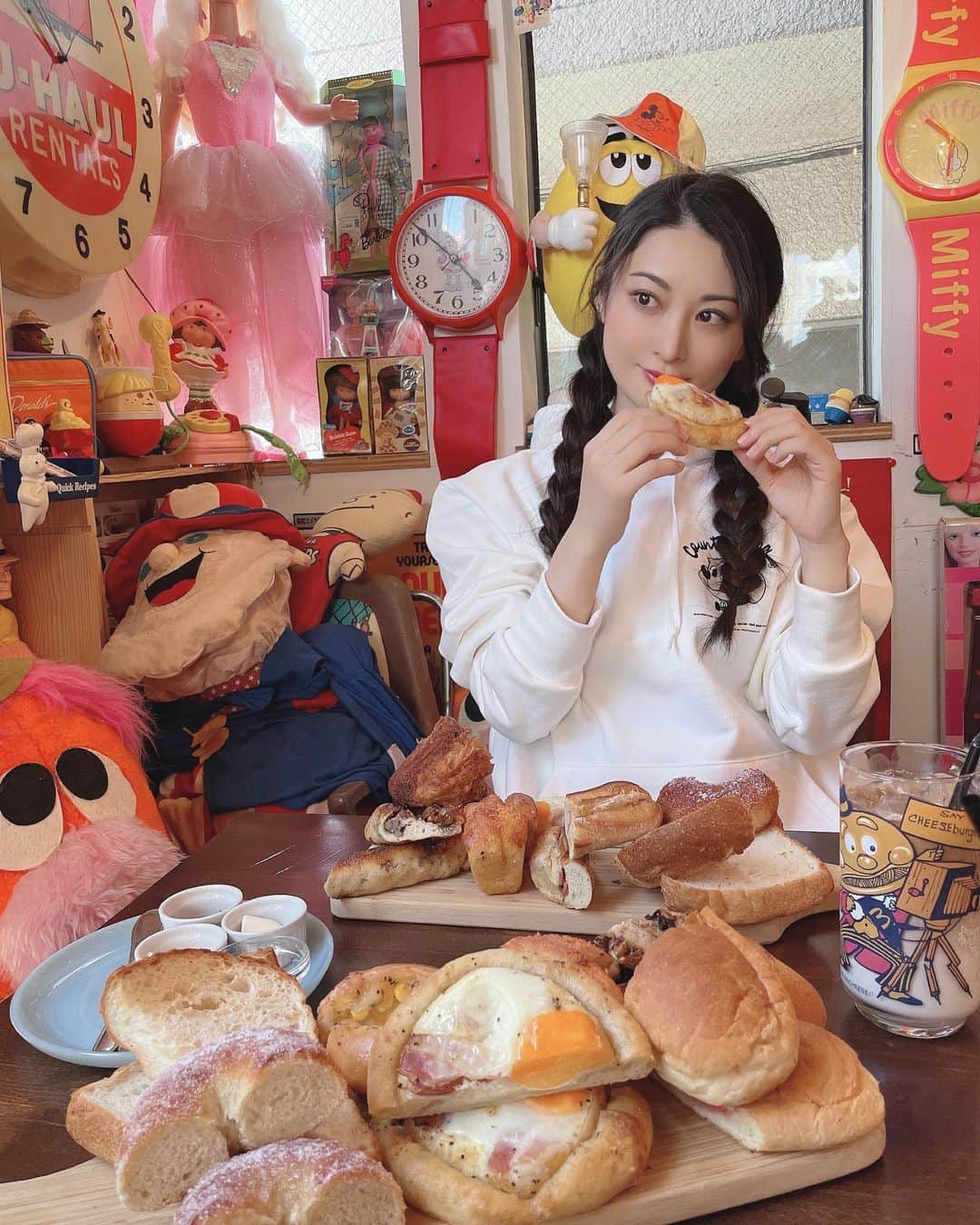 繭さんのインスタグラム写真 - (繭Instagram)「ㅤㅤㅤ ㅤㅤㅤ 超絶かわいいパン屋さん @nukumukucafe 🍞 ㅤㅤㅤ モーニングでパンの盛り合わせがあるんですけど その日のおすすめのパンが7個、 トッピング2種類、ドリンクまでついて 1000円というお安さなんです😳✨ ㅤㅤㅤ さすがに全部は食べきれなかったんですけど お持ち帰り用の袋をいただけるので 残りもおうちでゆっくり楽しめます🥖 本当にどのパンも美味しいのでおすすめ🙏🏻💕 ㅤㅤㅤ 過去の写真です📷 ㅤㅤㅤ #三軒茶屋 #三軒茶屋カフェ #モーニング #nukumuku #過去pic  #followme #followmejp #followjp」5月11日 21時13分 - mayumayu1008