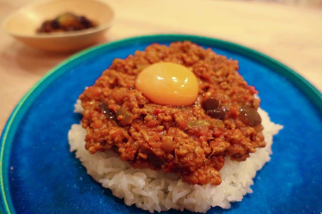 滝沢カレンさんのインスタグラム写真 - (滝沢カレンInstagram)「みなさん、こんばんは。  ついに今週土曜日は NO!と言わないカレン食堂ですので、 気分を祭りに、ご飯たちの華麗なリレーでぶん飛ばしていきます🍤🤹🏻‍♀️  今回は"カレン食堂"の文字を所々取って あげていきたいなと思いまして、 一日目は"カレ"を取りました。  私の食卓を盛り上げた第一走者は、 キーマ"カレ"ー君です🍛。  久しぶりにお目にかかります。  キーマカレーの最大の世話焼きは 全てがみじん切りということです。  おもちゃ箱をひっくり返したようなまな板に 出会います。  そんな中のメンバーは、 豚ひき肉、茄子、玉ねぎ、にんじん、マッシュルームです。  オリーブオイルで潤いを持たせた深めのフライパンにクミンシードという"勝手に草いれないでよ"と勘違いされそうな茶系の粒をさりげなくいれ、ニンニク＆生姜のみじん切りを二つ仲良く同じ量いれます。  　 なんだか鼻につくようになったら、 みじん切りした玉ねぎをファーストウェルカムして、力を無くすまで炒めます。  ここで、支配者、カレー粉を鍋を茶色くするくらい入れます。  玉ねぎと優雅に絡み、またもや匂い重視で炒めたら、にんじん・茄子・マッシュルームのみじん切りも途中参加します。  カラフルな動きを見せたらトマト缶をいれます。 トマト缶に潜む水分を飛ばすようにしてください。 水分が空へと消えたら、ケチャップを一枚の絵を描くくらいいれます。  お隣のフライパンでは、豚ひき肉の個別教室のように、 豚ひき肉・ナツメグ・塩胡椒をして焼き色重視で焼いていきます。  ガサガサ私たちが回すってよりは、 じっと見守るほうが焼き色つきます。  焼き色が可愛らしくついたら、 赤ワインをいれます。  アルコールの匂いをお空に飛ばし、わからなくなったら、野菜たちと合流させ、よく混ぜます。 火を止めたら 最後どこかの王様のようなガラムマサラをまじないのようにかけたら、出来上がりです🍛  久しぶりに作ったら、 すごく好きだと改めて感じました☺️  明日もおたのしみに。  おやすみなさい🌙」5月11日 21時14分 - takizawakarenofficial