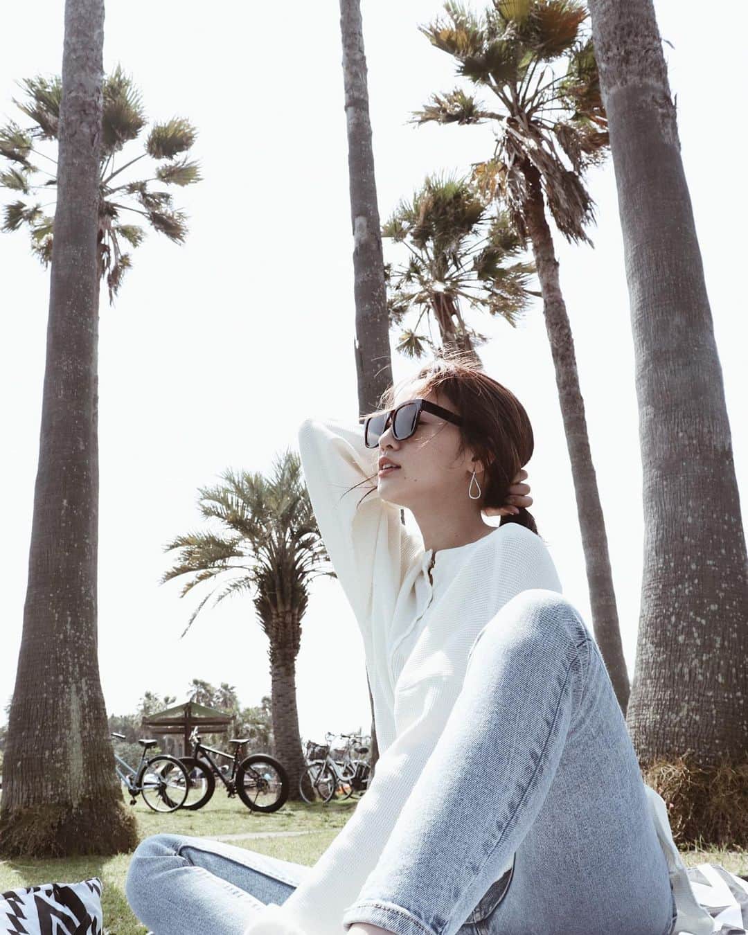 志田友美（ゆうみん）さんのインスタグラム写真 - (志田友美（ゆうみん）Instagram)「🌴💭💭 いよいよ明日写真集発売♡  特設サイトでは有難いことに完売🥺  明日から書店はもちろんAmazonでも販売されてるのでGETしてね♡  予約してくださった皆さん、たのしみにしててね🙌🏽🤍」5月11日 21時17分 - yuumi_shida