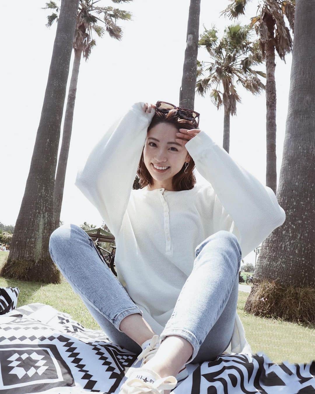 志田友美（ゆうみん）さんのインスタグラム写真 - (志田友美（ゆうみん）Instagram)「🌴💭💭 いよいよ明日写真集発売♡  特設サイトでは有難いことに完売🥺  明日から書店はもちろんAmazonでも販売されてるのでGETしてね♡  予約してくださった皆さん、たのしみにしててね🙌🏽🤍」5月11日 21時17分 - yuumi_shida