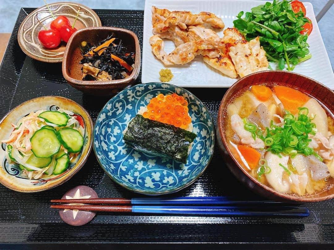 美乃すずめのインスタグラム：「＊  本日のすずめしです🍴✨ ひじき＝鉄分って言われてるけど、実は昔は鉄鍋でひじきを炊いていたので鉄鍋の鉄が溶け出してひじきの鉄分がめちゃくちゃ多いと勘違いされていたんです。 それが分かってから鉄分摂取の為に鉄鍋を舐めている人もいたとか、、！？  #おうちごはん #すずめし」
