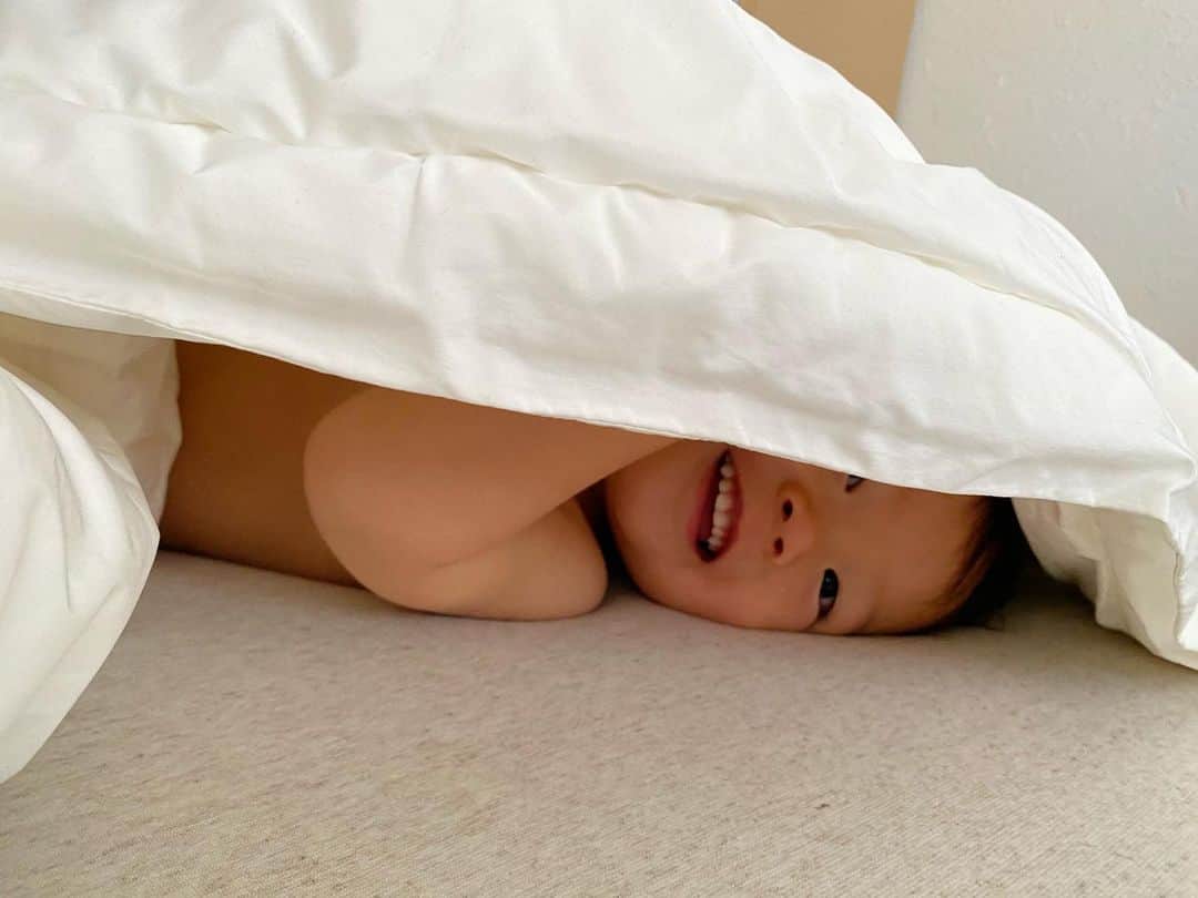 江原千鶴（エハラチヅル）のインスタグラム：「グラビア写真集のオフショット風。  #おもらししてお着替え #2歳  #うたくん成長記録」