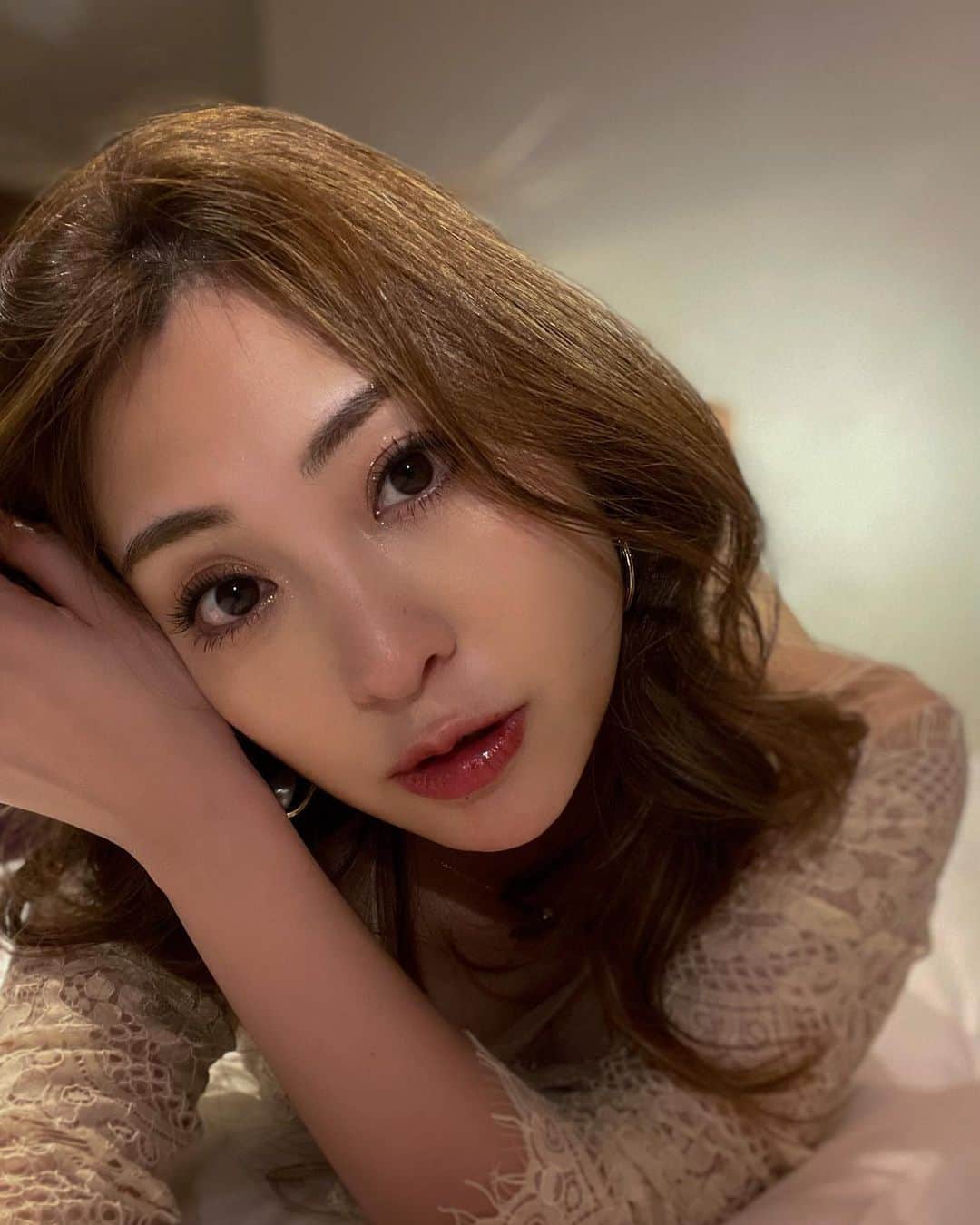 辰巳奈都子のインスタグラム：「Instagram のろのろ足ですが、 優しいフォロワー様達のおかげで 7万人を達成しました⭐︎˖⋆☽  前はセクシーを多めに投稿していたけど （もちろん今でもセクシーは忘れてません♡）  ・ ・  友達から、日常的な写真とか、　 ちゃんと洋服着てる写真とか笑 もっと載せてみたら？この人いつも裸なのかな？笑 と思っちゃうと言われて💫🤣  思い切って普段の何気ない写真や旅行の写真もアップするようになりましたが、  変わらずにコメントやいいねをくださる皆さん、本当にありがとうございます💕嬉しいです✨  やっとインスタが楽しくなってきました🤣  みんな、これからも よろしくね〜🙌🏻  ひとまずは大台の10万人を目指します🏹」