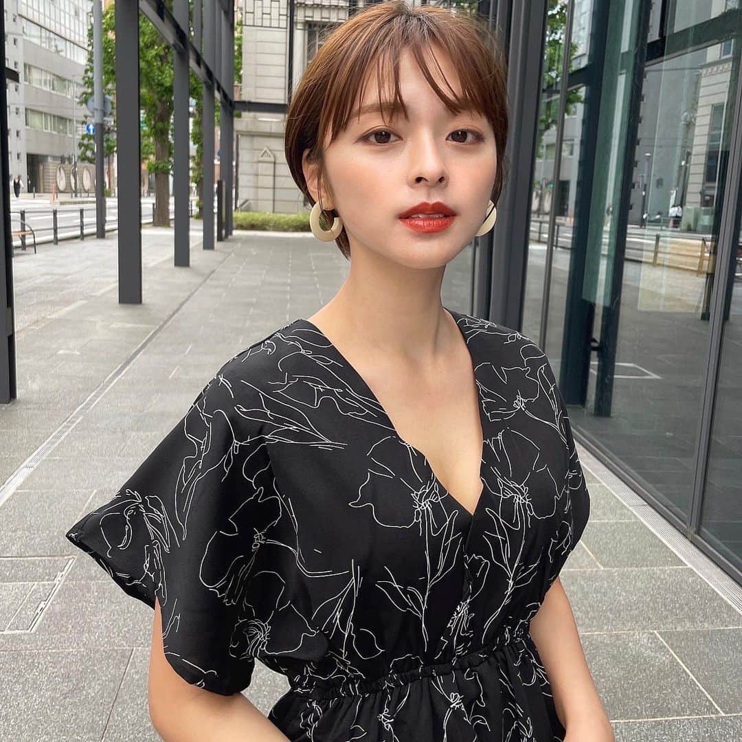 かおりのインスタグラム：「・ ・  大人っぽく色っぽく💄  #ブラック #大人っぽい」