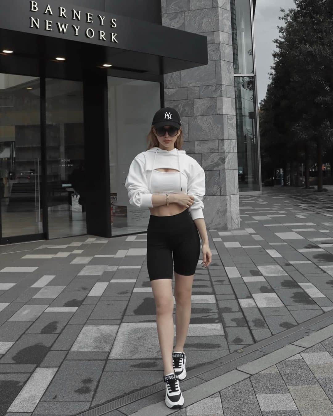 小原優花のインスタグラム：「健康的なアスレジャーファッションが好き♡👟👱🏼‍♀️  めちゃくちゃお気に入りのフーディーとブラトップのセットは @iral_official です🥰🥰💕 作ってる間から早く着たくて着たくて、ヘビロテしまくってます🤤🖤 ブラトップはカップが内臓なので、このままトレーニングしてもOK🏋🏼‍♀️🌈  今日も1日お疲れ様でした🥳💓  #iral #アイラル #fitness #athleisure」