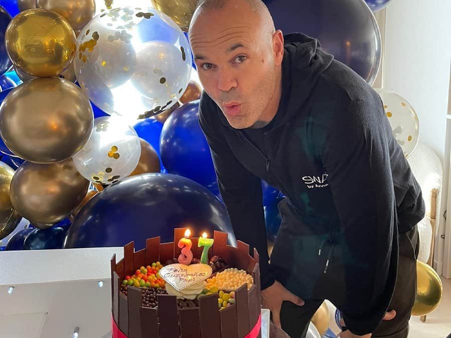 アンナ・オルティス（イニエスタの妻）のインスタグラム：「Feliz día mi amor!! Sigue soplándole con mucho cariño y la misma ilusión un año más a la vida!! Afortunados de acompañarte en este vuelo❤️!! Te quiero! Te queremos! #ravapas💫⁣ ⁣ 誕生日おめでとう、アナタ！いつもの愛情と熱心で素敵な一年になることを心から願ってます！私たちはあなたのそばにいることが何よりも幸運だと感じています❤️！！愛してる！私たちは！#ravapas💫」