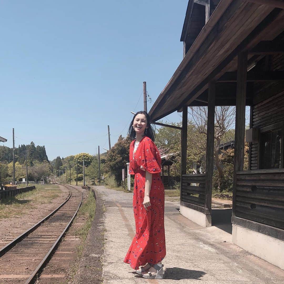 市川紗椰のインスタグラム：「デカ盛りハンター！﻿ 今回はいすみ鉄道で もえあず様が巨大なお弁当を召し上がります。﻿ 鉄道ｘ大食いｘもえあず様ｘ揚げ物 の好きなもの三昧で脳がバグりそうでした。﻿ ﻿ 新緑のいすみ鉄道、最高ですね。鉄道に興味がない方もおすすめです。﻿ そして終わってから頂いたイカ弁当、めちゃくちゃ美味しかったーー﻿ ﻿ テレビ東京「デカ盛りハンター」﻿ 5月11日　18:25〜﻿ ﻿ #衣装 は﻿ ﻿ #ワンピース @mesdemoisellesparis﻿ #Tシャツ @leurlogetteofficial﻿ #ピアス @petiterobenoire﻿ #リング (シルバー・オニキス、右手) @asamifujikawa﻿ #リング (うねうね、左手) @jane____smith﻿ #サンダル @unitednude﻿ ﻿#スタイリスト　@masacott__  です。﻿ 旅したい(T_T)﻿」