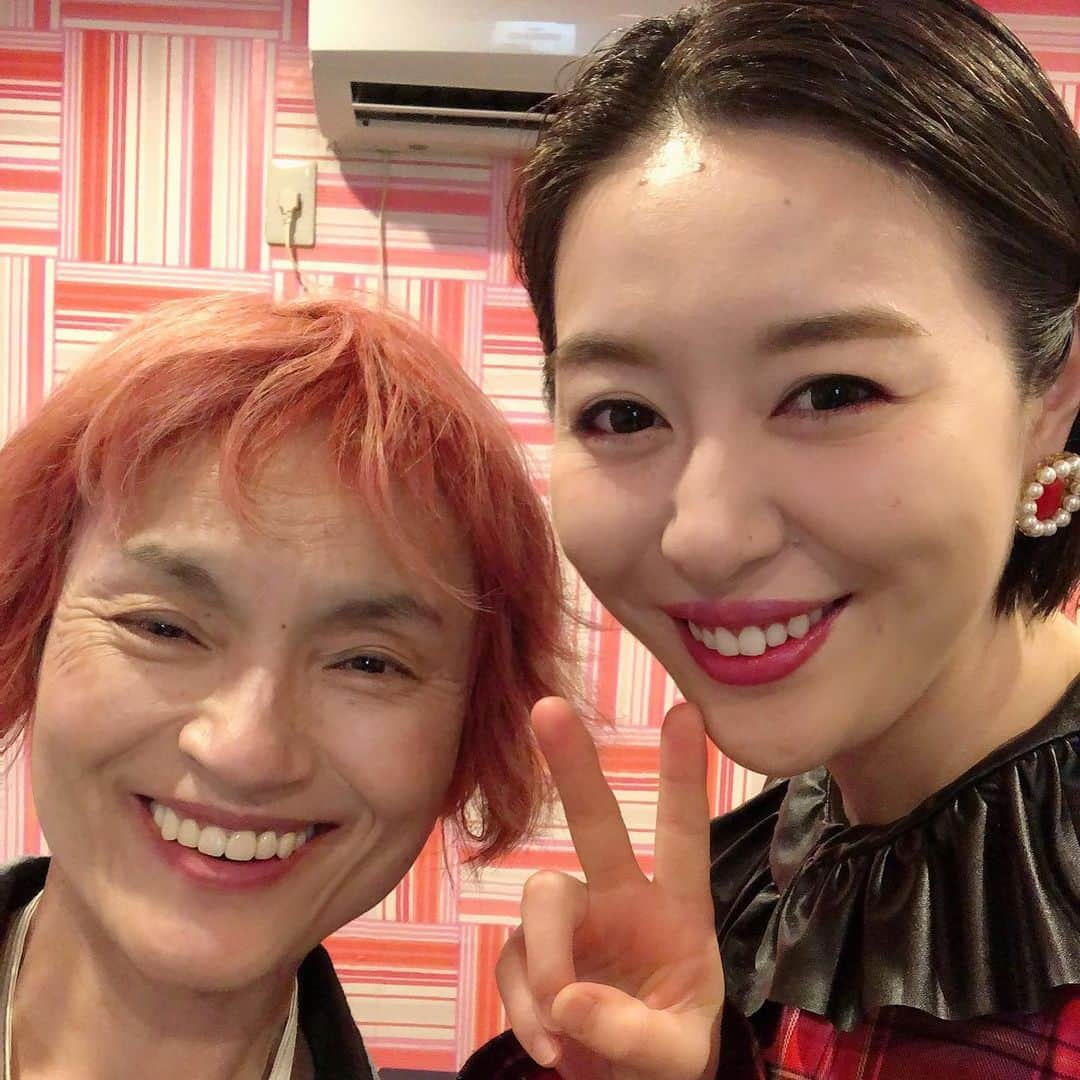 宇都宮まきさんのインスタグラム写真 - (宇都宮まきInstagram)「キャンっ😍😍😍 大好きな菅原師匠に久しぶりに会えたっ｡ﾟ(ﾟ´Д｀ﾟ)ﾟ｡アンッ❗️ 「大食いは畑ひと畑分の大根を食べてから言え❗️」 忘れられない師匠の名言✨ まきピー昔✨師匠にとっても大切なお言葉を頂いたんだょ😌 ずっと憧れの師匠だょ☺️❤️ また熊落とし🐻見せてくださぃ🙇‍♂️ 大好きだょヽ(´▽｀)/ ばぃばーい♡ #魔女菅原　 #大食い #水曜日のダウンタウン」5月11日 13時57分 - utsunomiyamaki