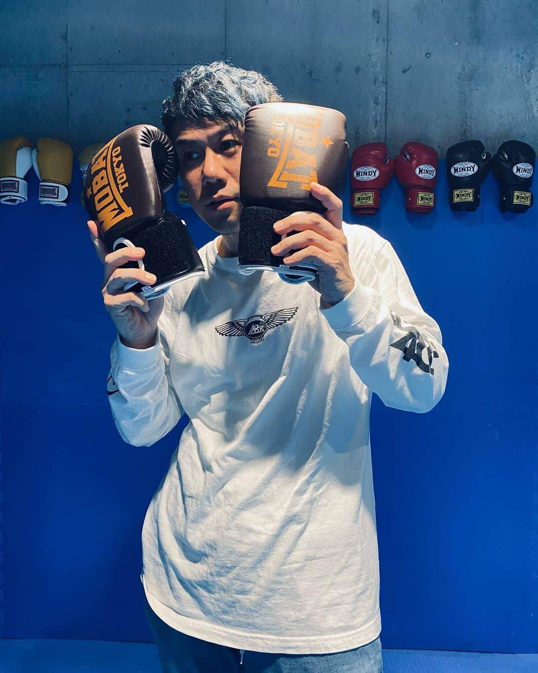 川畑要のインスタグラム：「朝からMOBATのグローブ🥊で頑張りました。  汗だくになるまで動くって大事ね👍  #川畑要 #chemistry #singer #mobat #mobstyles #キックボクシング」