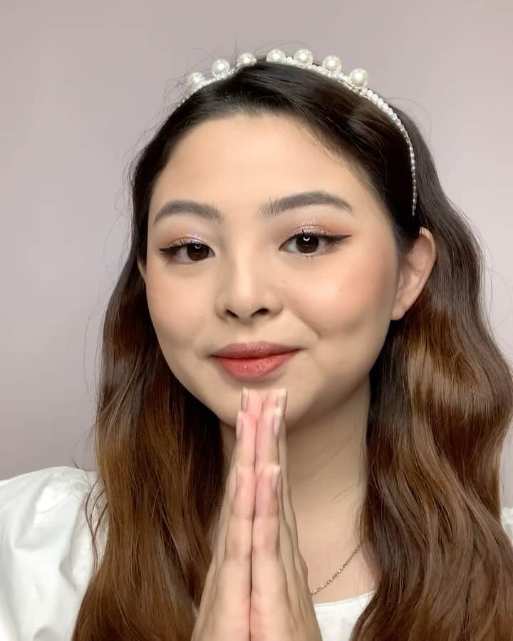 ジェシカ・ファニアのインスタグラム：「natural glam tuts buat lebaran!! Biarpun gak mudik, muka harus tetap berwarna dongg..sambel goreng ati aja berwarna, masa kamu enggak☹️ - Sesuai request kalian,semua yg serba natural, no fake lashes,dann pastinya gampang + hampir semua pake local produk. Anw aku gak pake pensil alis krn udh sulam di @lavishbrow 😉 - Primer @pixycosmetics  Complexion @blpbeauty @madformakeup.co  Blush, eye shadow @saintbysandraofficial @focallure  Brow mascara,eyeliner & mascara #maybeline @getthelookid  Highlighter & lip product @tartecosmetics @saintbysandraofficial  Powder @chanel.beauty」