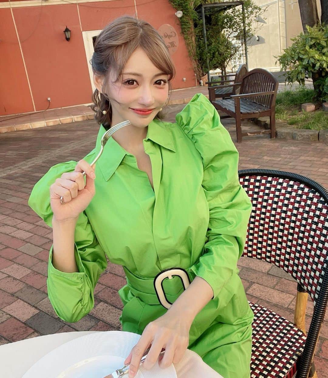 明日花キララのインスタグラム：「テラス と見せかけてのセット🍽❤︎ #カマキリ🦎」