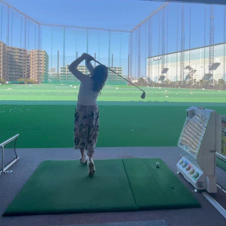 MOMOのインスタグラム：「先日#リンクス新川崎 に初めて練習しに行ってきました⛳️💕 #ロッテ葛西ゴルフ は混んでるので、、😭 都内からもそんなに遠くなく綺麗で気にいりました☺️💕 帰りに大好きな武蔵家に寄れるのもいい😍笑  でも、ロッテ葛西と同じくらいの価格だったのであんまり安くはないなぁと思っちゃいました😂  都内からも行けるおすすめのゴルフ練習場があればおしえてください❣️❣️  #打ちっぱなし #ゴルフ練習 #ゴルフ女子  #ゴルフ好き #ゴルフ初心者  #ゴルフ男子と繋がりたい #ゴルフ場 #golf #golfwear #ゴルフコース #golfgirl #golfswing #골프 #golfstagram  #골프여자 #平日ゴルフ #平日ゴルファー #ゴルフうまくなりたい #ゴルフばか」