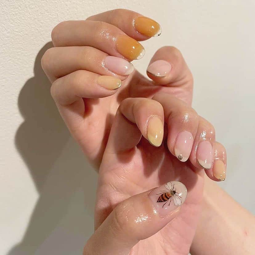 sarimaru(国木田さりまる)のインスタグラム：「やっっっっっとネイル変えました😂💯 無茶振りでお願いした蜂ネイル完璧に仕上げてくれて満足超えてます可愛すぎる😭🧡 はるかさんのネイル進化してて凄い…天才…  放置しすぎて爪死んでたのに生き返りました（；＿；） お願いして良かった~🐝💛🧡 蜂は幸せを呼ぶらしいです🍯💭」