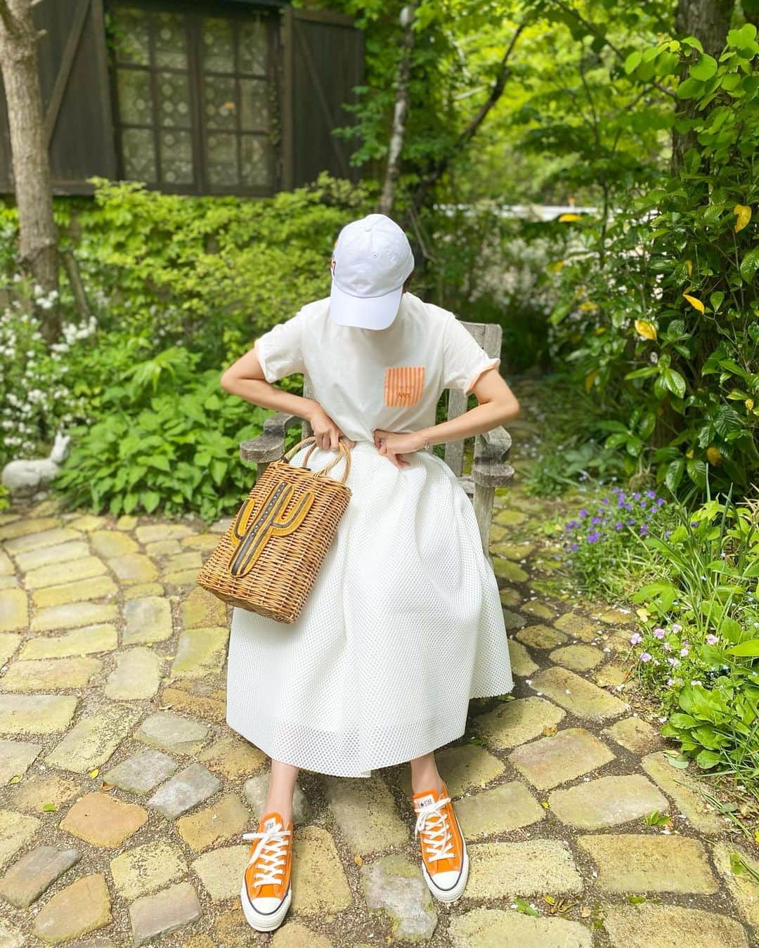 Mai Wakimizuのインスタグラム：「オレンジで攻めた日。キャップのMまでオレンジでした＼(^o^)／ここ数日、夏日が続いたと思ったら涼しくなったり、まだまだ不安定な気候。長袖と半袖を行ったり来たり。これから夏本番だけど、今年も中々お出掛けは厳しそうなのでTシャツの出番が多くなるかな♡Mrs.Tシャツ、ピンクも鉄板で可愛いけど新色のオレンジも捨て難い♡ #wakkinstyle#ootd#coordinate#ママコーデ tops:#linkable @linkable_official(今週13日発売予定) cap&skirt:#linkable @linkable_official  shoes:#converse bag:#ludlow」