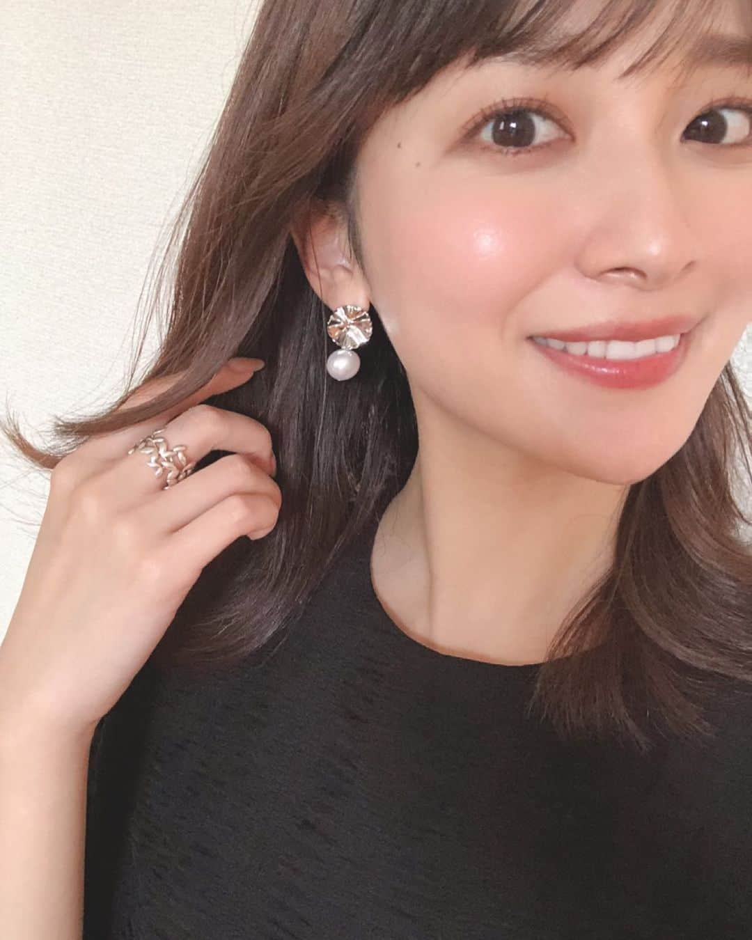 山本里菜さんのインスタグラム写真 - (山本里菜Instagram)「. 夏が近づいているので シルバー系のピアスを作りました🌻  アクセサリー増えすぎて そろそろ整理しないと🥺  #アクセサリー　#ジュエリー　#ピアス　#イヤリング　#リング　#ハンドメイドアクセサリ#ハンドメイドジュエリー　#ハンドメイドピアス　#accessories #jewerly #piercing #ring #goldjewerly #handmade #handmadejewerly #山本里菜」5月11日 16時31分 - rinayamamoto_0622