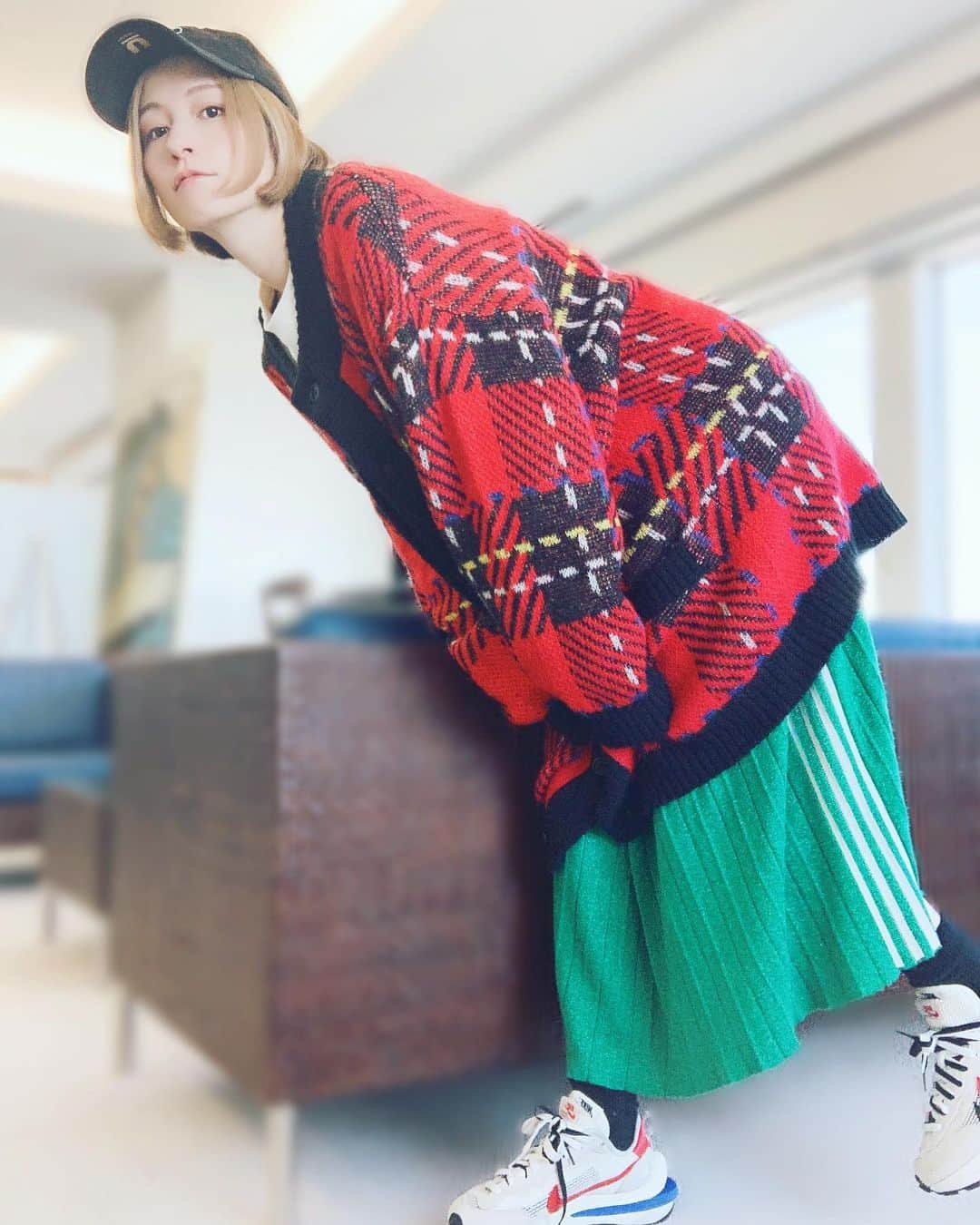 宮島咲良さんのインスタグラム写真 - (宮島咲良Instagram)「ㅤㅤㅤㅤㅤㅤㅤㅤㅤㅤㅤㅤㅤ #私服戦隊ミヤジマン  去年のクリスマス当日の私服🎄 #クリスマスカラーコーデ  ㅤㅤㅤㅤㅤㅤㅤㅤㅤㅤㅤㅤㅤ knit&skirt: @candystripper_official #candystripper  sneakers: @sacaiofficial #sacainike #sacaixnike  cap: @undercover_lab #undercover  ㅤㅤㅤㅤㅤㅤㅤㅤㅤㅤㅤㅤㅤ #ジェンダーレスコーデ #派手服 #派手コーデ #派手髪女子 #派手髪ショート #ボーイッシュコーデ  #ootd #宮島咲良 #ミヤジマン #ぼっち戦隊ミヤジマン」5月11日 22時28分 - sakura_miyajiman