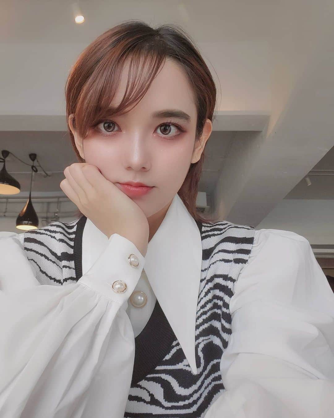 安田サラのインスタグラム：「ㅤㅤㅤㅤㅤㅤㅤㅤㅤㅤㅤㅤㅤ 気になってた海外通販 #shein で服買った～ 服買うと服着るために外出たくなるの分かりますか🐶🐶 ㅤㅤㅤㅤㅤㅤㅤㅤㅤㅤㅤㅤㅤ ブラウスとベストのコーデめちゃめちゃ流行ってるし可愛いからずっとやりたかった！ どっちもsheinで、1842円と767円 （やす） レビューに写真ついてるやつちゃんと見れば失敗しづらいです😋ついてないやつは注意✋ ㅤㅤㅤㅤㅤㅤㅤㅤㅤㅤㅤㅤㅤ #selfie #shein購入品 #sheingals ㅤㅤㅤㅤㅤㅤㅤㅤㅤㅤㅤㅤㅤ #海外通販 #プチプラ #プチプラコーデ #プチプラファッション #ブラウスコーデ #ニットベスト #ゼブラ柄  #fashion #ootd #outfit #blouse #vest」