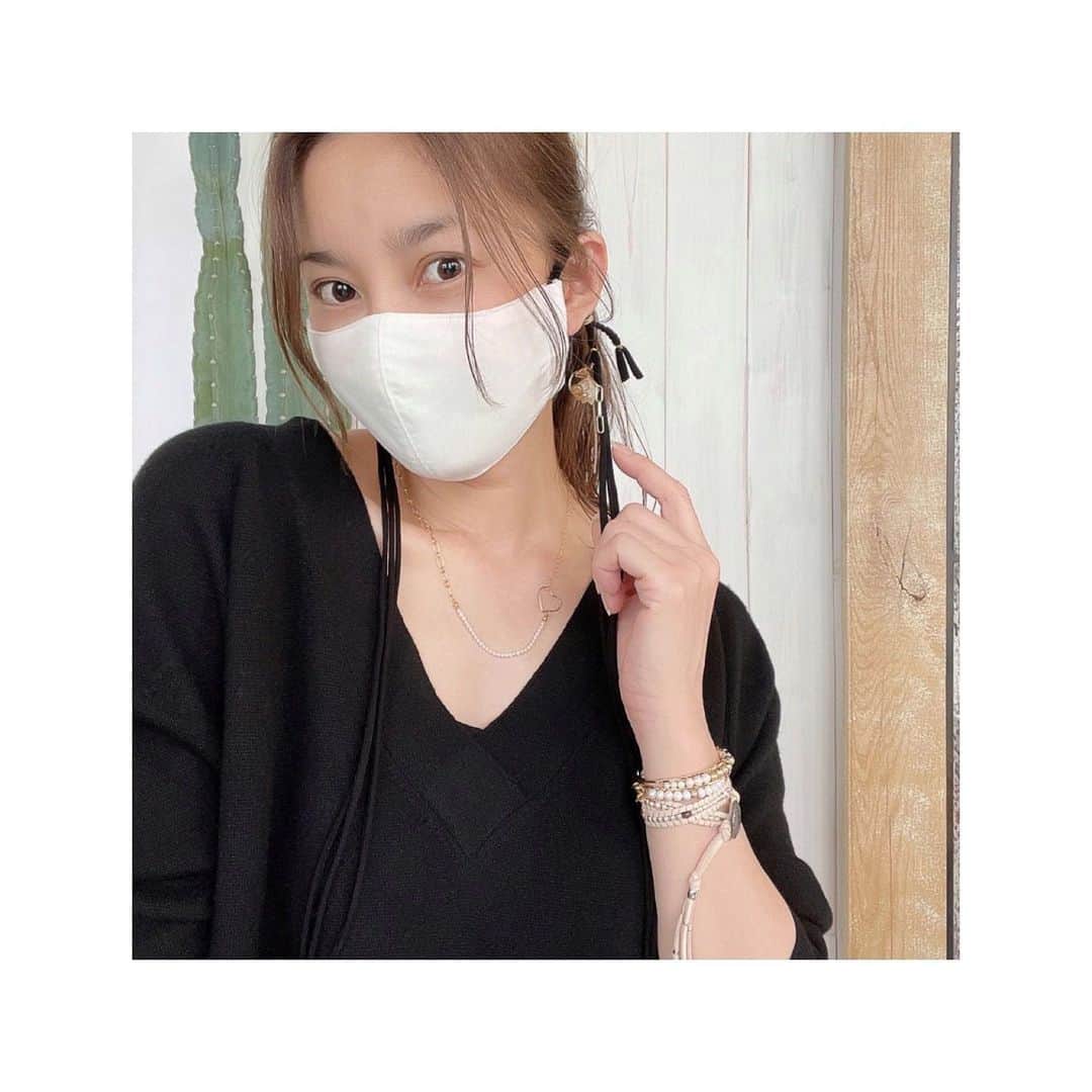 瀬戸朝香のインスタグラム：「私のお気に入りのマスクブランド、 gelato maskにロング紐バージョンが❤︎  マスクもファッションの一つ。  フィルターポケットバージョンもあるし、なんと言っても生地が良い✨  予防もできて、長時間つけていても苦痛じゃないのってイイよね😋  #ファッション #マスク #おしゃれを楽しむ #ロング紐マスク #gelatomask #お気に入り  @gelatomask_hana」