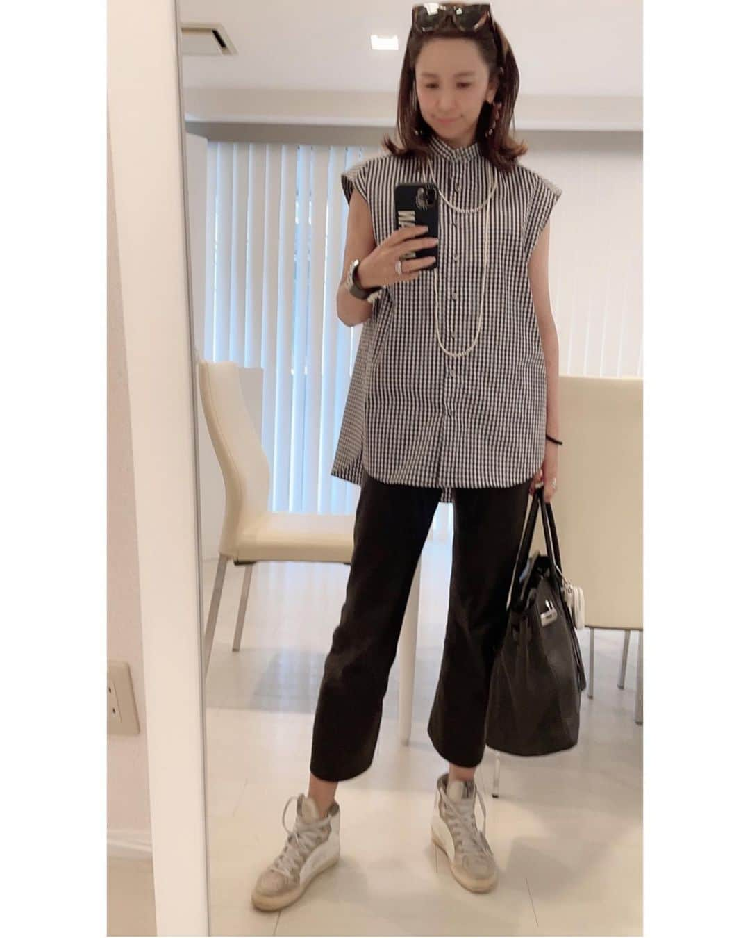 西村カナコのインスタグラム：「久しぶりのオフィス🎶そして早々にノースリーブ🤣🤣🤣🤣（一応、カーディガン持ってますよ。） . . @coel.official ギンガムチェックのノースリーブシャツ❤︎今季1番届くの楽しみにしていたやつ😎💕ヘビロテしちゃうやつ❤︎ 今の気分にどハマりしている🤩 . . . . 鉄男のおかげで私まで朝型になったため朝ごはんがゆっくり食べれるようになってきた✨ . . プロシュートandチーズのオープンサンドに毎朝の日課 @simplisse_official フィトクレンズピュア（発酵ドリンク）の炭酸割り😋 . . この組み合わせ旨い😋 . . 厳選された60種類の野菜や果物だけで出来た発酵ドリンク🥤 余分なモノ（合成甘味料は勿論、防腐剤、添加物、香料、着色料）も一切含まない！ . . 食べやすいように味を調整しているものもよく見るけど👀それって何のために？？と思ってしまう🤔 . . だけど、カラダによくても美味しくないと続かない。からこそ、作られる素材って大事。 . . 急に唇💋乾燥する時あるから常備している @mother_inc のリップクリーム❤︎いい感じだわ🥰」