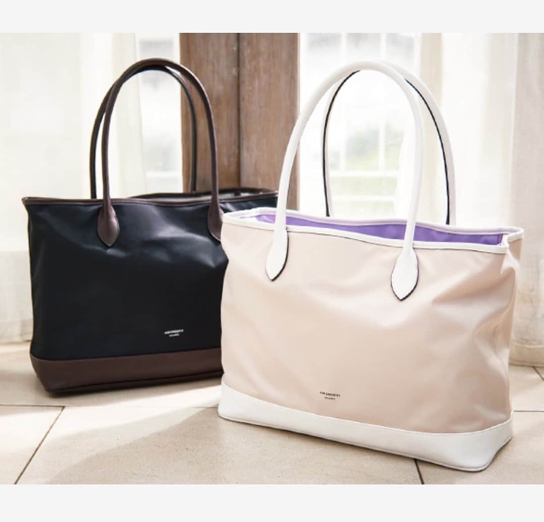 のインスタグラム：「I uploaded a video introducing the contents of my bag on YouTube.  YouTubeにお仕事中のバッグの中身紹介をアップしたよ👜 GWに増えてしまった体重を元に戻すために持ち歩いてるものも ご紹介してるよ☺️ そして、ありがたいことに こちらのナイロントートバッグ　ホワイトの在庫が残りわずかです👜 嬉しい💓 ありがとうございます😊  #YouTube #熊田曜子チャンネル　#バッグの中身　#bag #お仕事」