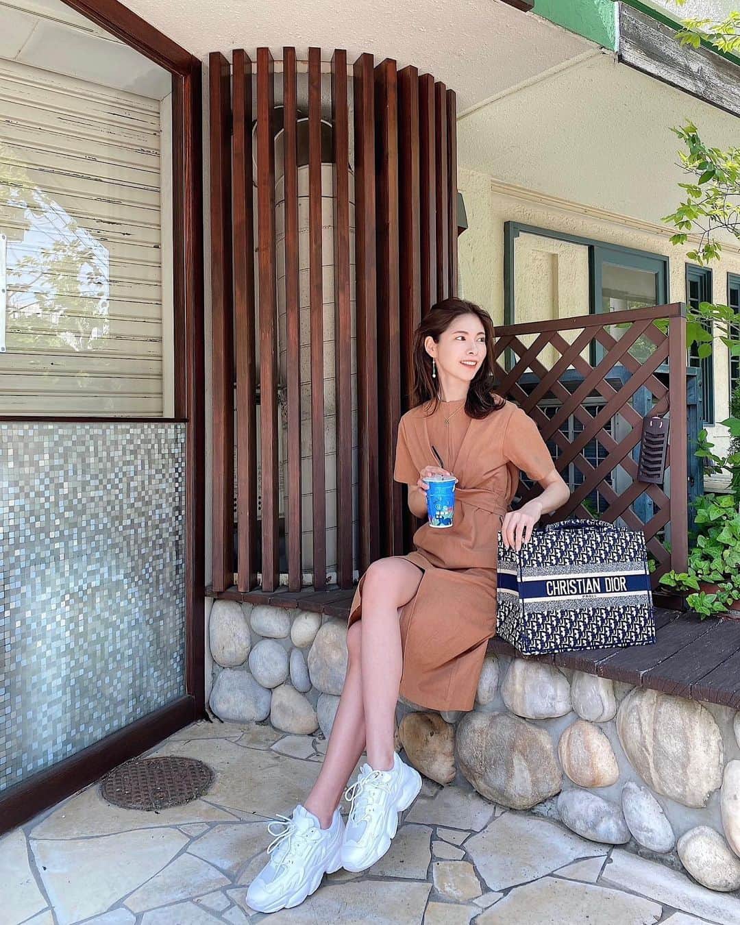 Yuika Matsuさんのインスタグラム写真 - (Yuika MatsuInstagram)「#outfit   ぽかぽかで気持ちよかったから コンビニでアイスカフェラテをテイクアウトして、 テラス席で飲んだ日😆✨  こんな風に外でのんびりできるの最高でした。 @lefua.closet の2年くらい前のワンピース スリットがやっぱり、かわいっ✌️ @pivot_door のゴツメの真っ白スニーカーも 脚長く見えてええやん😎✨  #pivotdoor #スニーカー#スニーカー女子  #スニーカーコーデ  #lefua #レフア」5月11日 18時09分 - yuika00802