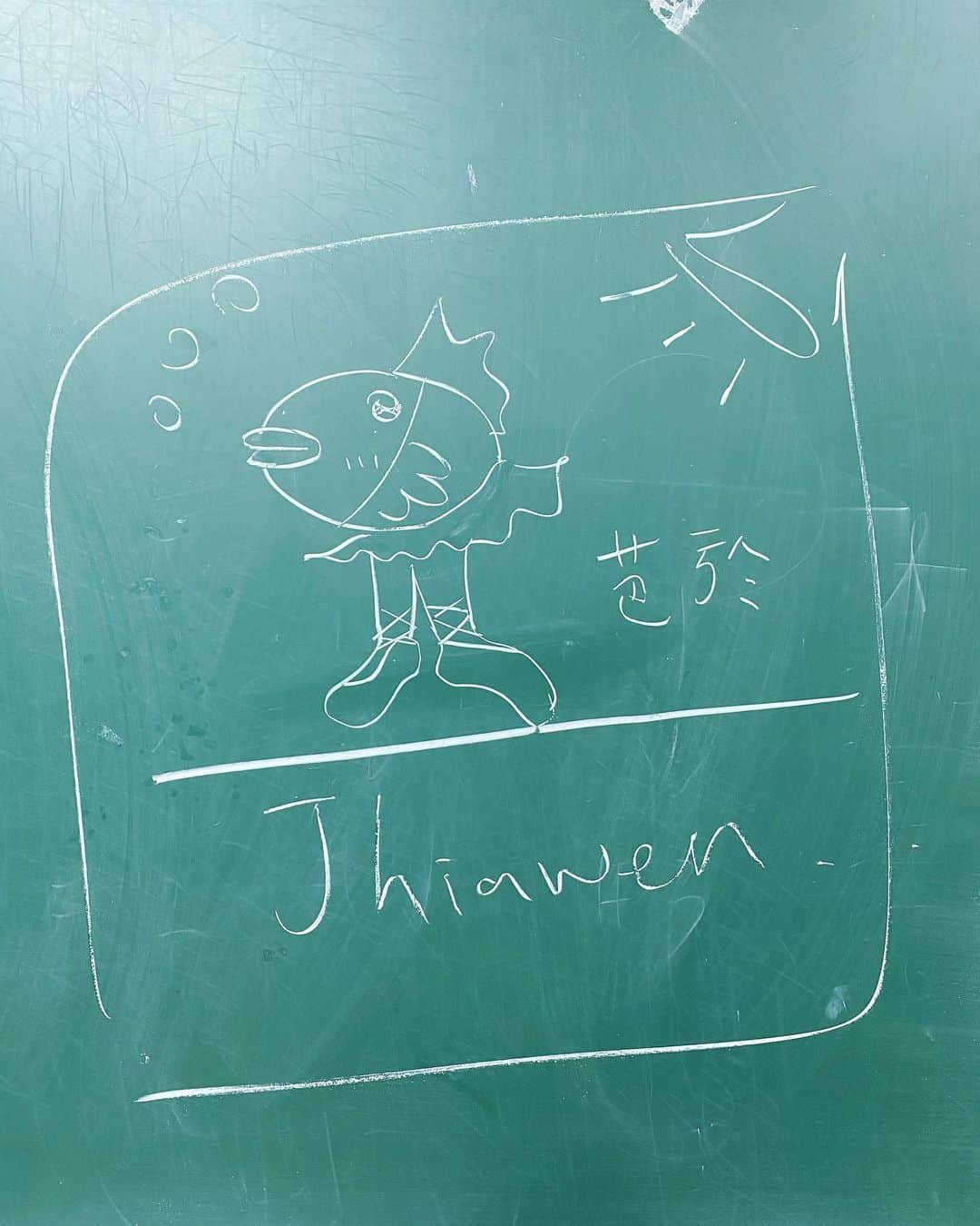 Jhiawen Chengさんのインスタグラム写真 - (Jhiawen ChengInstagram)「久違的創作！嘉文老師的著作權法從來都是最實際最活用的🤣🤣🤣不要問我黑板那是什麼，那是藝術🎨就是人魚跟魚人啦！🧜‍♀️」5月11日 18時11分 - jhiawen.cheng