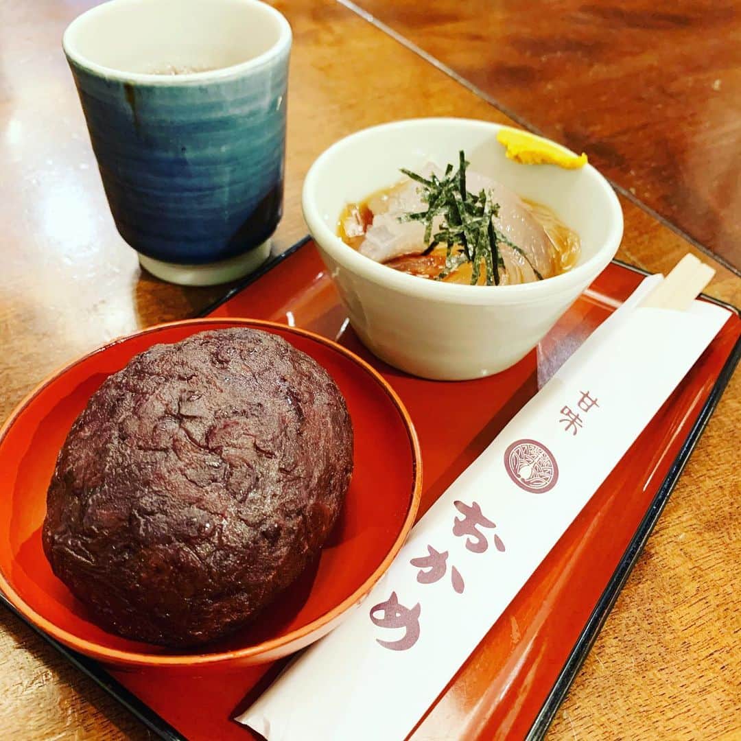 前田典子さんのインスタグラム写真 - (前田典子Instagram)「#甘味処　#おかめ #ところ天とおはぎのセット #お着物　@ichiru_kimono_school  の#お教室　の帰りに　👘 スルッとところ天と 大っきいおはぎ😸 いただきました❤️ #和服で和菓子  #抹茶パフェ　はマネージャー坂井さんが注文　 抹茶かき氷、アイスクリーム、あんこ、プリンの層になっている　ボリュームあるけど甘さ控えめだからイケる👍って  #お土産の　#おはぎ　は 1個300円　おっきめ あんこ、ごま、きなこ あんみつ」5月11日 18時16分 - maenorichang