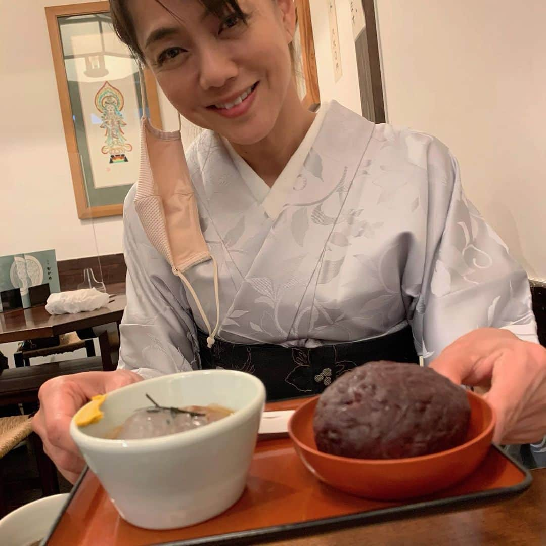 前田典子さんのインスタグラム写真 - (前田典子Instagram)「#甘味処　#おかめ #ところ天とおはぎのセット #お着物　@ichiru_kimono_school  の#お教室　の帰りに　👘 スルッとところ天と 大っきいおはぎ😸 いただきました❤️ #和服で和菓子  #抹茶パフェ　はマネージャー坂井さんが注文　 抹茶かき氷、アイスクリーム、あんこ、プリンの層になっている　ボリュームあるけど甘さ控えめだからイケる👍って  #お土産の　#おはぎ　は 1個300円　おっきめ あんこ、ごま、きなこ あんみつ」5月11日 18時16分 - maenorichang