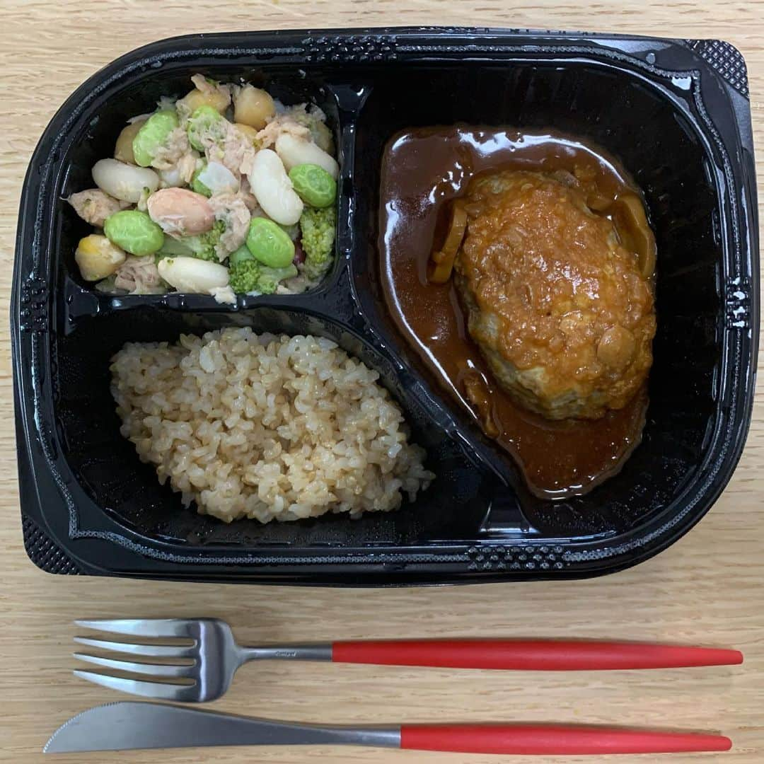 阪野豊史さんのインスタグラム写真 - (阪野豊史Instagram)「@muscledelijapan のお弁当🍱🍙  低カロリー高タンパクな食事を練習後すぐにたべれます😊  食事管理もできメニューも豊富👍  #マッスルデリ　#低カロリー　#高タンパク　#食事管理　#管理栄養士監修　#豊富なメニュー　#温めるだけ」5月11日 18時17分 - sakanotoyofumi_official